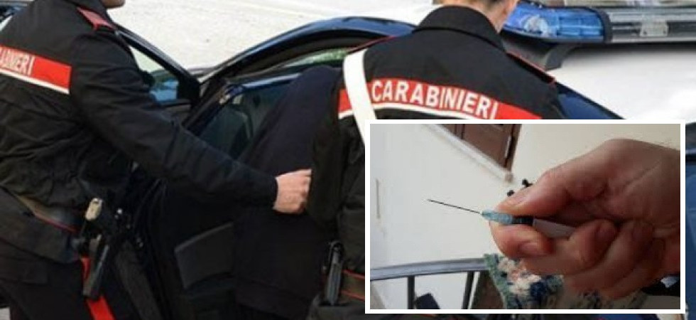 Litiga con il coinquilino e all'arrivo dei carabinieri li aggredisce e li infilza con delle siringhe