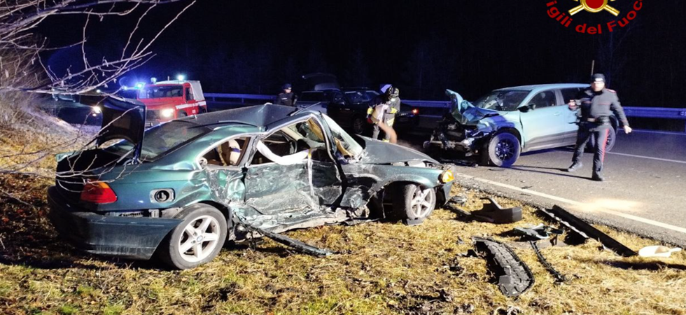Terribile scontro tra una Bmw e una jeep Avenger: un uomo bloccato tra le lamiere