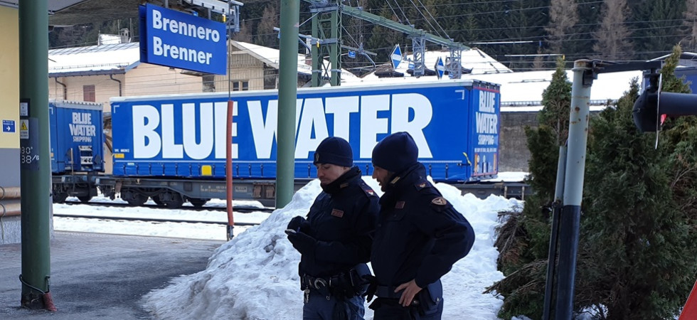 Latitante, cerca di rientrare in Italia con un documento falso: arrestato un 36enne