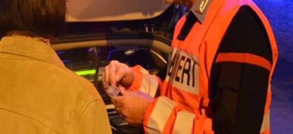 Neopatentata alla guida sotto l'effetto dell'alcol causa un incidente, 22enne denunciata a patente ritirata