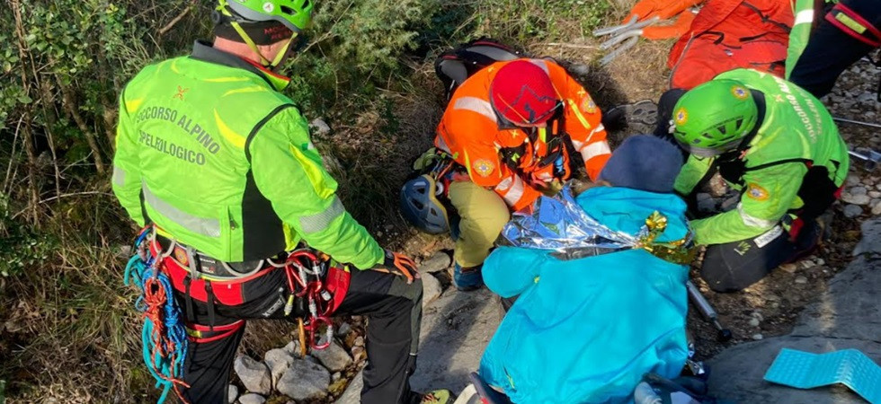 Scivola lungo il sentiero e rimane bloccata, 73enne portata in salvo dal soccorso alpino