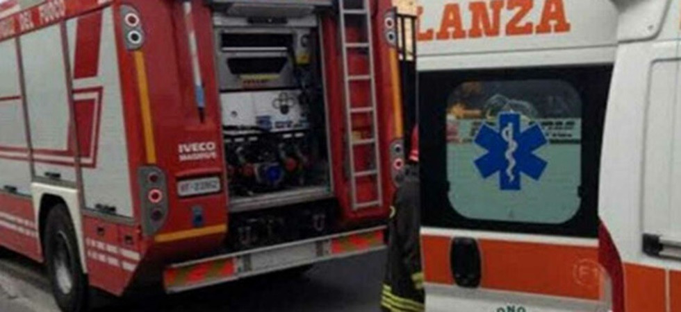 Fondo della strada ghiacciato, l'auto finisce contro il guard-rail e si ribalta