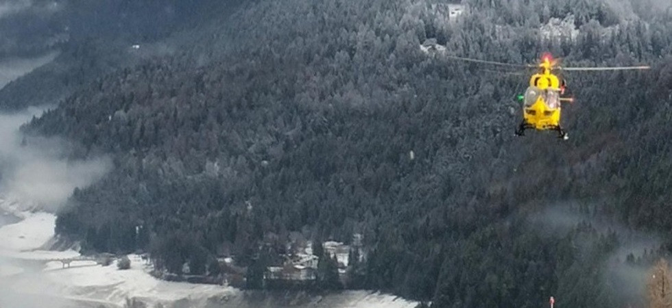 Grave incidente sugli sci, esce dalla pista, precipita per 3 metri e si schianta contro la neve ghiacciata