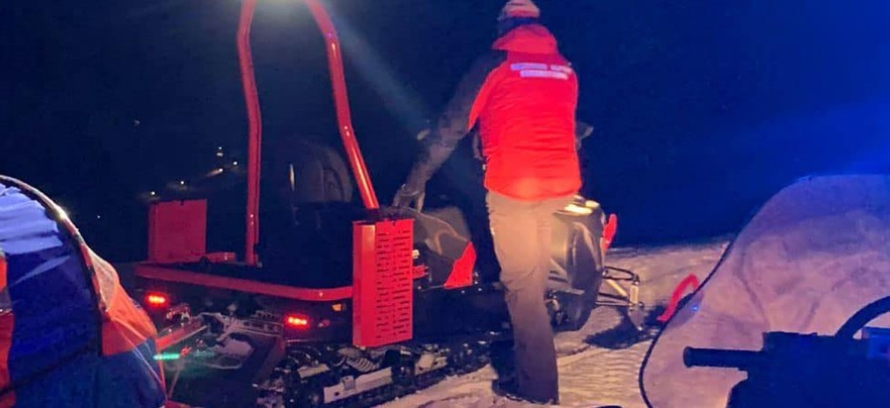 Va a passeggiare con il cagnolino ma esce dal sentiero e si perde nel bosco: soccorso con la motoslitta un 60enne