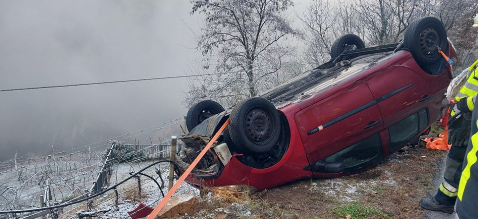 Perde il controllo dell'auto in curva, finisce contro la roccia e si rovescia in mezzo alla strada