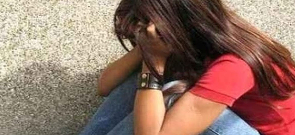 Violenza sessuale su sei alunne minorenni, le giovani si confidano e scattano le indagini