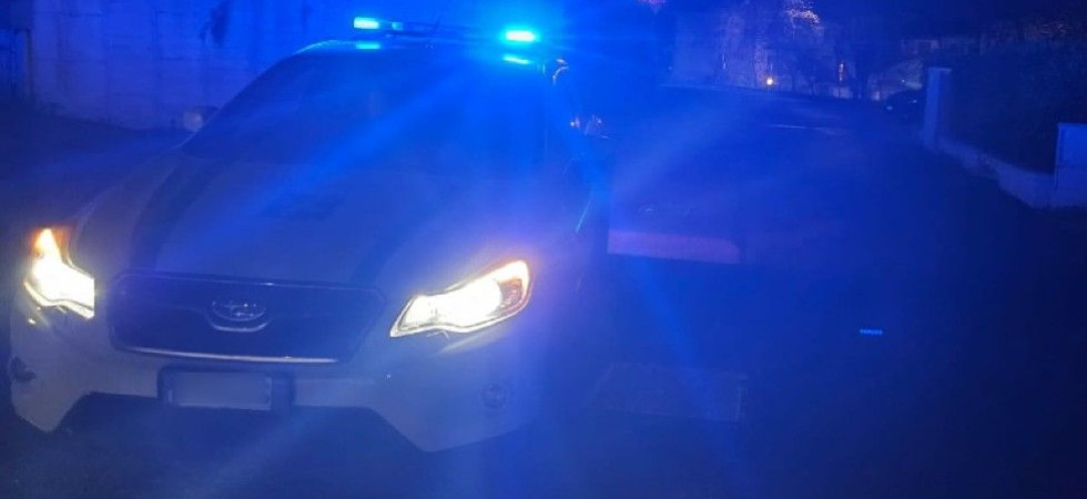 Sotto l'effetto di sostanze stupefacenti e in possesso di cocaina forza il posto di blocco e scatta l'inseguimento
