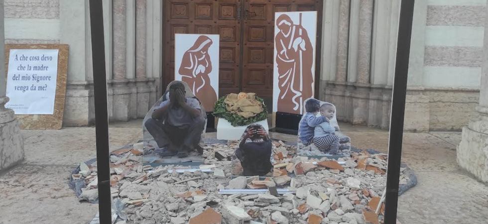 Un presepe tra le macerie della guerra: a Trento Gesù bambino tra bimbi e persone sconvolte dai conflitti