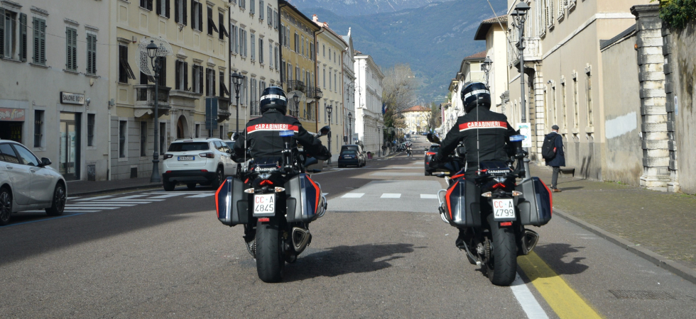 Minorenne ruba il sacchetto degli acquisti di una cliente al centro commerciale e si dà alla fuga su un autobus