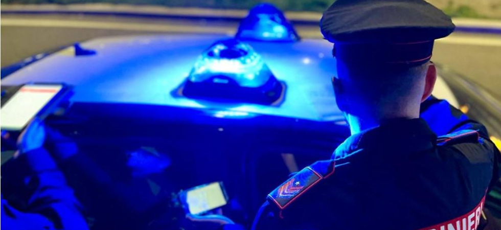 Recupera la droga da una canalina, ma lo sorprendono i carabinieri: arrestato un giovane e sequestrati 25 grammi di cocaina