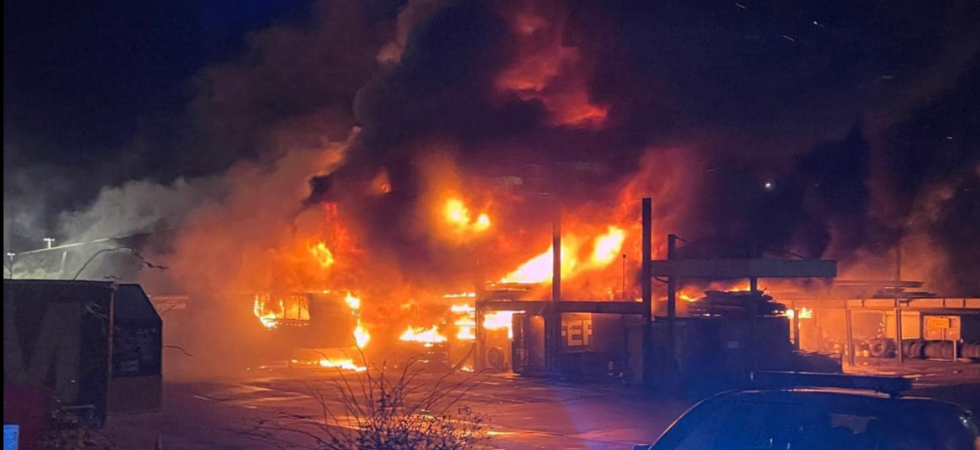 Grosso incendio a Bolzano, la Provincia rassicura: Nessun picco di inquinanti nell’aria