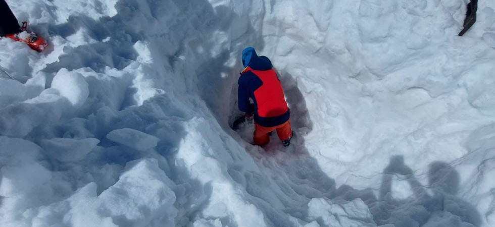 Foto archivio Travolti da una valanga durante un’esercitazione in quota, tre soccorritori rimangono sepolti sotto la neve