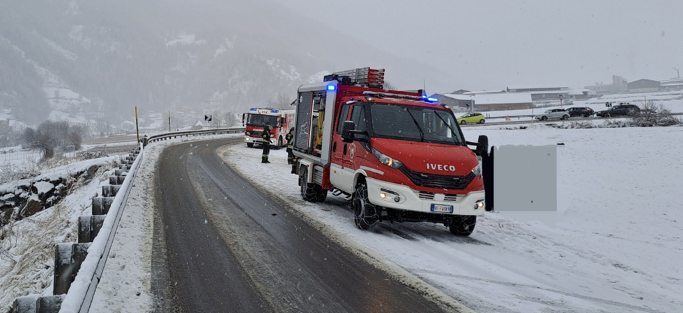 Nevica e molte auto finiscono in panne: i vigili del fuoco intervengono, dalla Val Venosta alla Valle Isarco