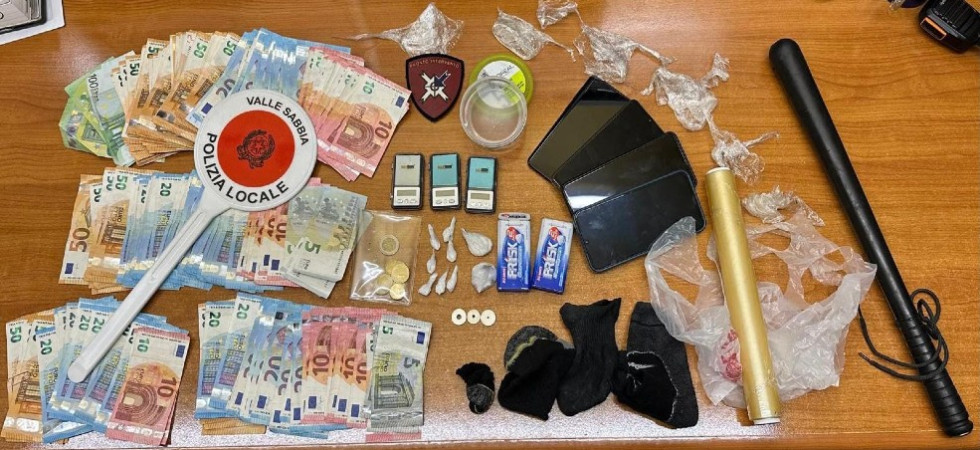 Nascondono in auto cocaina, quasi 10 mila euro in contanti e un manganello