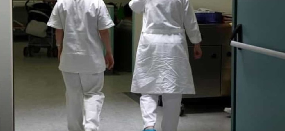Ragazzo in forte stato di alterazione aggredisce la guardia giurata in ospedale: denunciato un minorenne