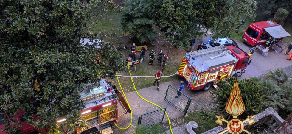 Allarme incendio alla colonia infantile, attivati 30 vigili del fuoco per le operazioni di spegnimento e per la sicurezza