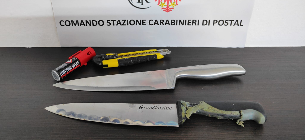 Lite al bar, minacciano un avventore e si danno alla fuga, fermati in auto con coltelli e spray al peperoncino: denunciati