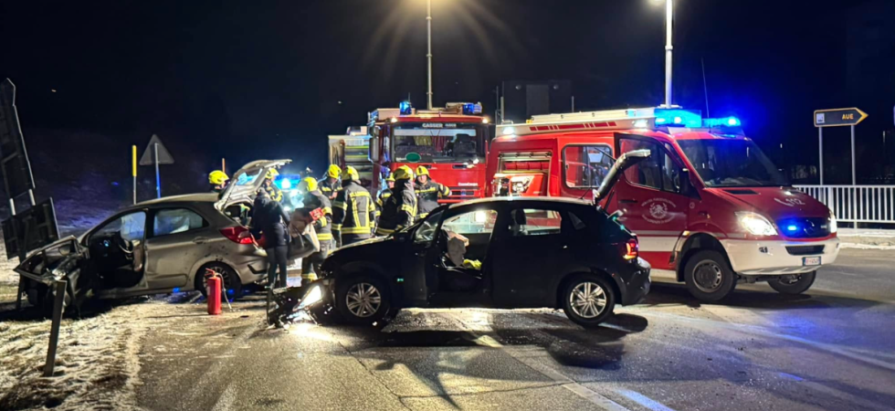 Violentissimo schianto tra due mezzi, una persona estratta dalle lamiere con le pinze idrauliche: vigili del fuoco in azione