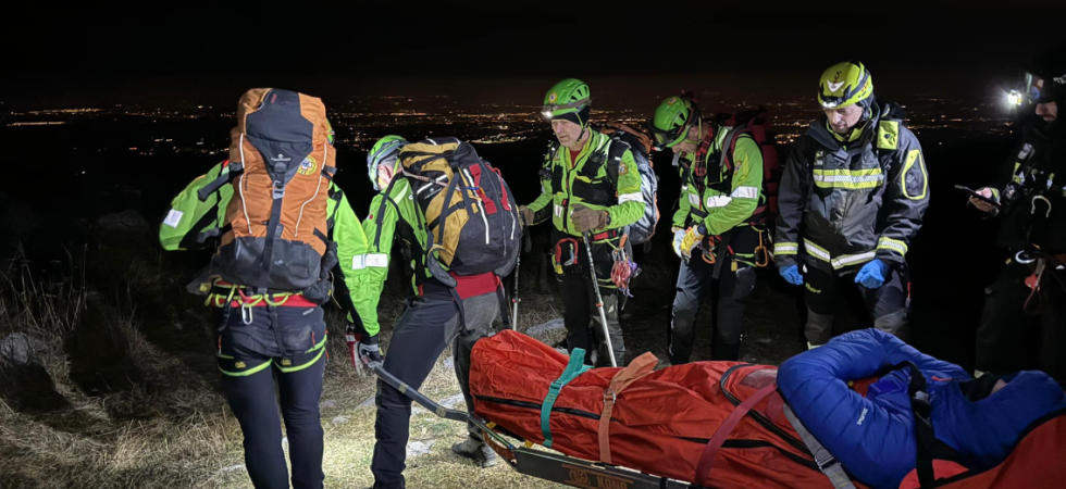 Cade sul ripido sentiero e non riesce più a muoversi: trasportato a valle con la barella dai soccorritori