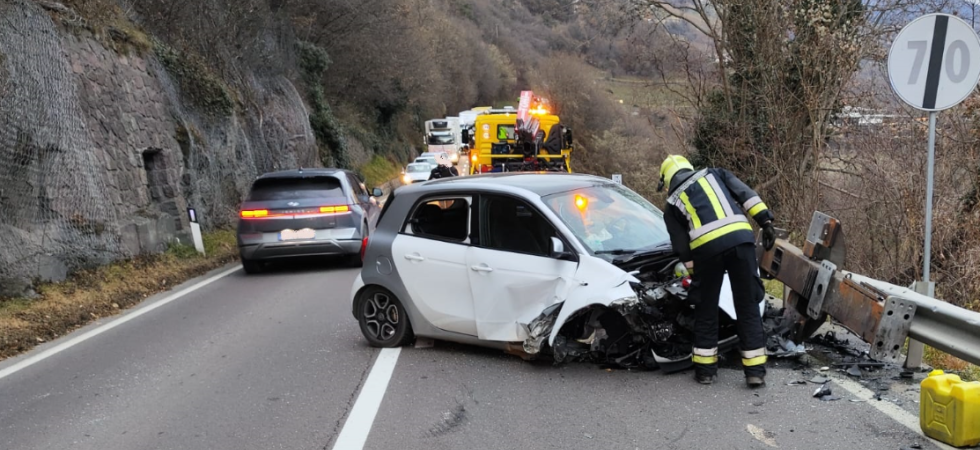 Mezzo pesante perde il carico che finisce addosso ad un'auto, spaventoso incidente: miracolato il conducente del veicolo