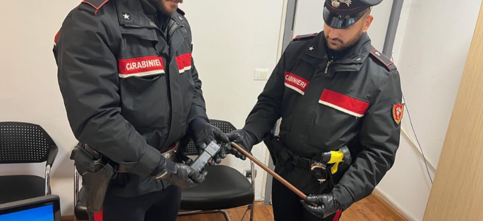 Si aggira armato di tubo di ferro (di 30 centimetri) e taser e alla vista dei carabinieri dà in escandescenza