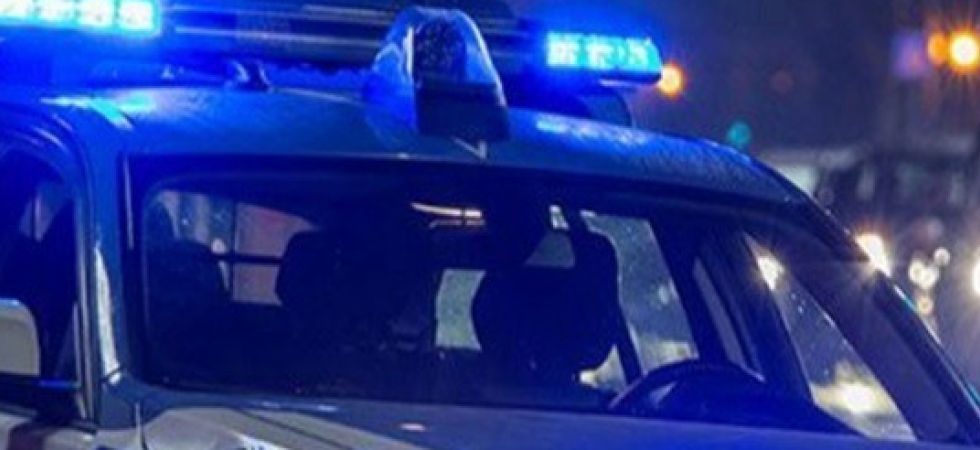 Sfrecciano in centro contromano e alla vista degli agenti abbandonano il mezzo e se la danno a gambe