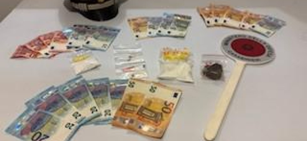 Dosi di cocaina e hashish in casa già pronte per essere vendute