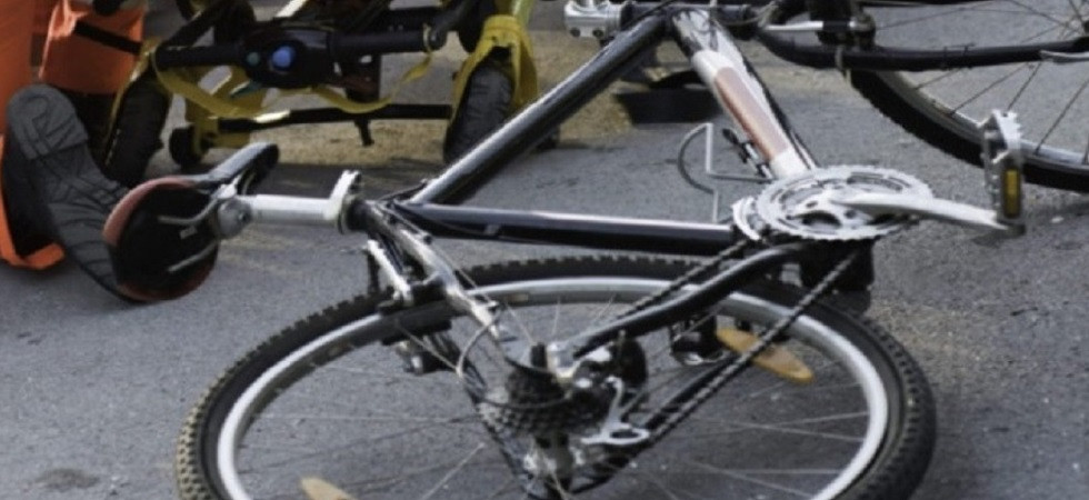 Urta con l'auto una ciclista, la fa cadere e se ne va senza prestare soccorso