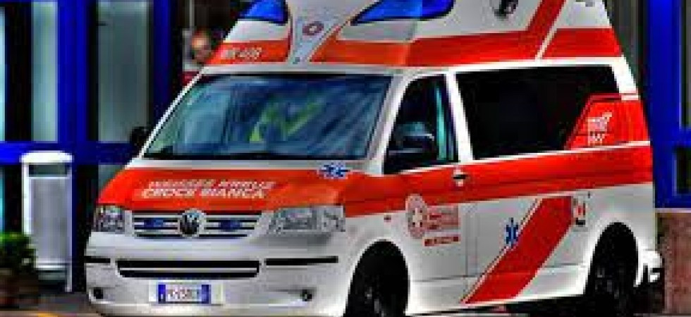 Si sente male in casa e non riesce più ad aprire, una donna è stata soccorsa grazie alla segnalazione di un'amica e