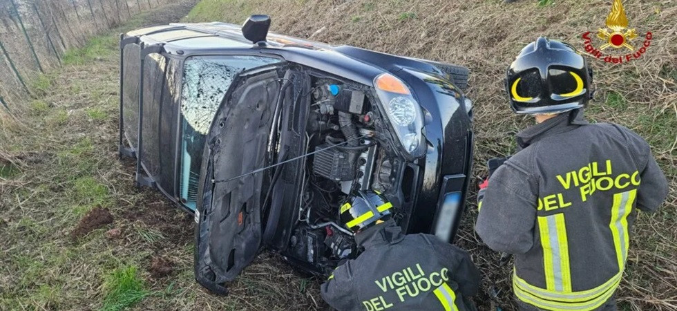 Perde il controllo dell'auto, esce di strada e si ribalta in un canale: 71enne trasportato in ospedale