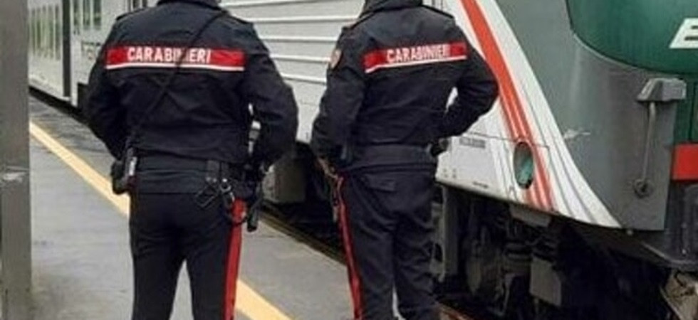 Violenta rissa a bordo di un treno, coinvolte 6 persone: lancio di pietre in stazione, in tre finiscono all'ospedale
