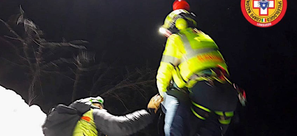 Scarica di sassi e ghiaccio li investe (e colpisce a gambe e spalle) mentre rientrano a valle al buio