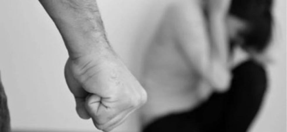 Aspetta la ex compagna sotto casa, le distrugge il telefono e la aggredisce (dopo quasi due anni di minacce e persecuzioni)