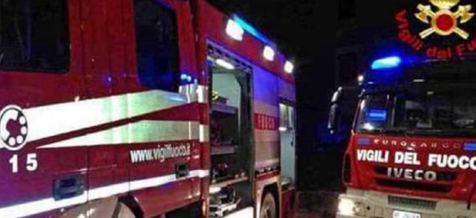 Scoppia un incendio nel garage e il fumo invade la casa, i vigili del fuoco salvano un'anziana che si era rifugiata sul