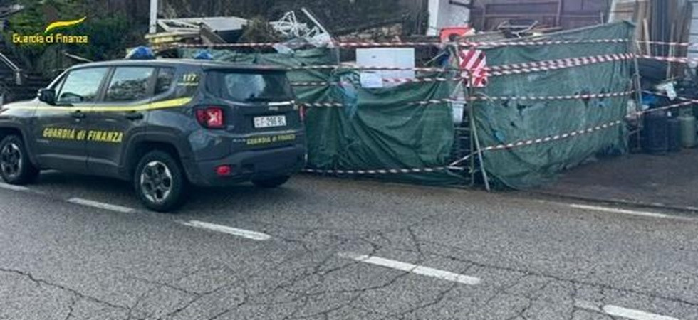 Sequestrata una discarica abusiva, all'interno anche rifiuti pericolosi: denunciato il titolare dell'area