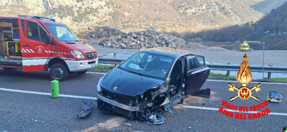 Tremendo schianto fra auto, la statale 240 è stata chiusa: una persona incastrata fra le lamiere