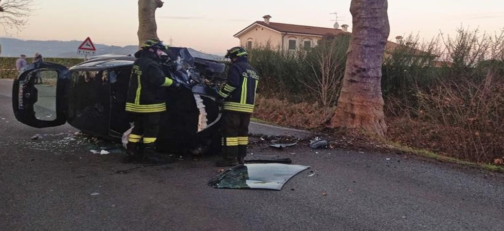Perde il controllo dell'auto e finisce per schiantarsi contro un platano e ribaltarsi