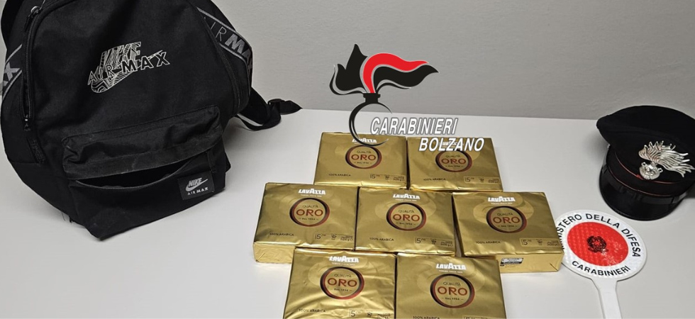 Rubano alcolici e caffè al supermercato, fermati da un carabiniere fuori servizio: denunciati due uomini