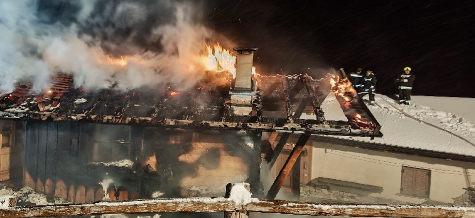 Le fiamme divorano il tetto di una malga, il difficile intervento dei vigili del fuoco per contenere l'incendio