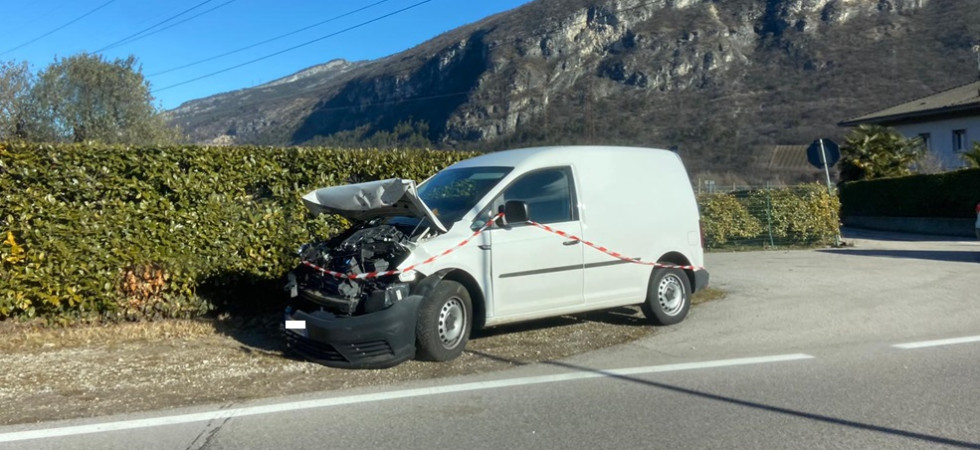 Perde il controllo del furgone che si rovescia sulla provinciale