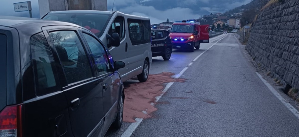 Schianto frontale auto-furgone sulla provinciale, intervento dei soccorsi: un ferito portato all'ospedale