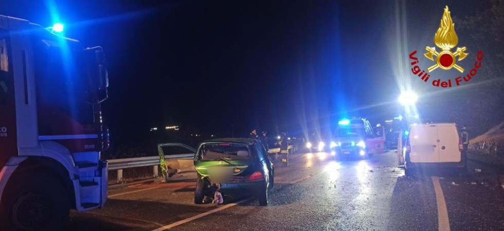 Scontro auto-furgone, un conducente resta incastrato tra le lamiere