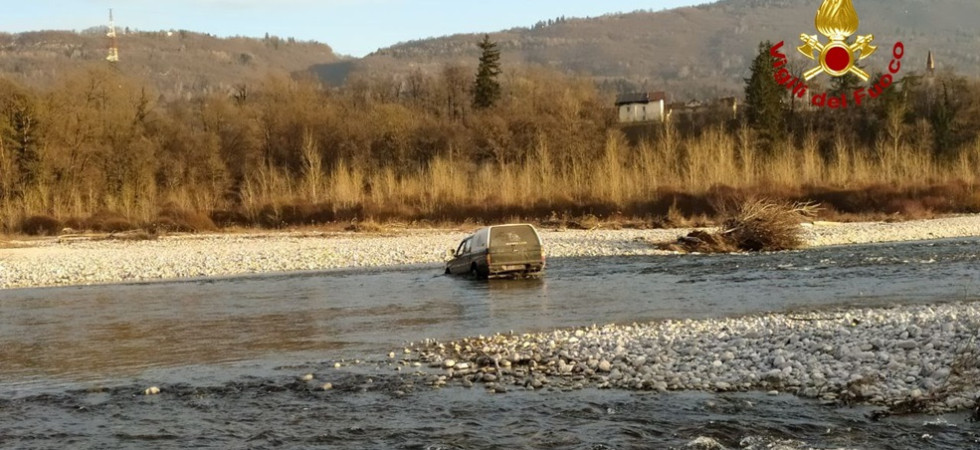 Sbaglia manovra e con il fuoristrada resta bloccato nel fiume, i vigili del fuoco salvano tre ragazzi