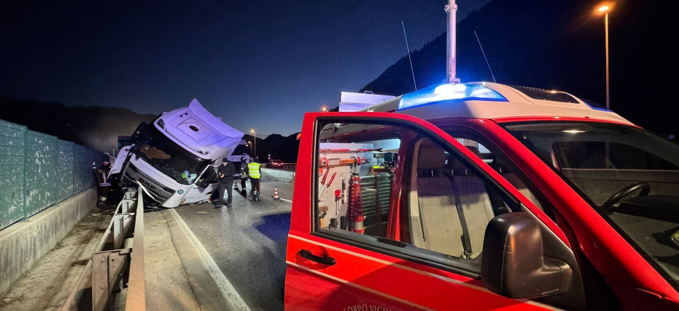 Foto dalla pagina Facebook "Sos 47 Valsugana" Spaventoso incidente lungo la Ss 47, mezzo pesante si schianta con violenza contro il guardrail: soccorsi in azione