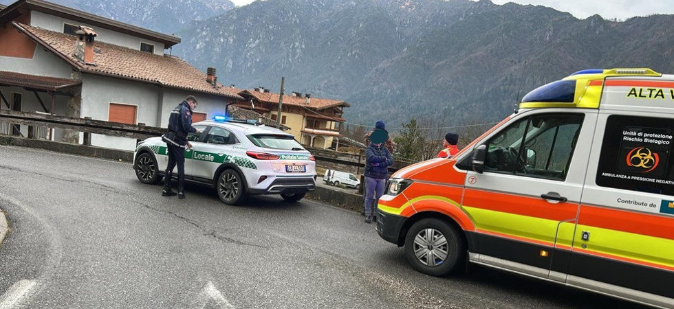 Urta con la macchina un ciclista e poi scappa senza prestare soccorso