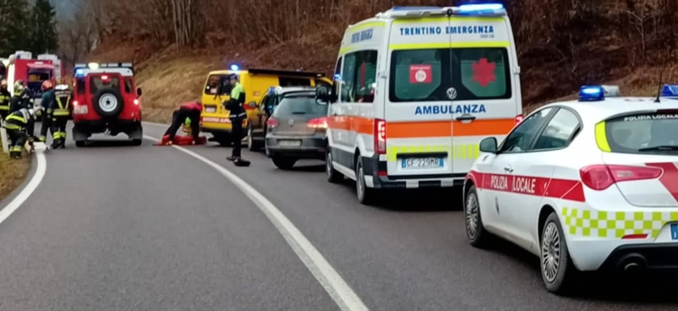 Perde il controllo dell'auto e precipita nella scarpata, 75enne trasportata all'ospedale