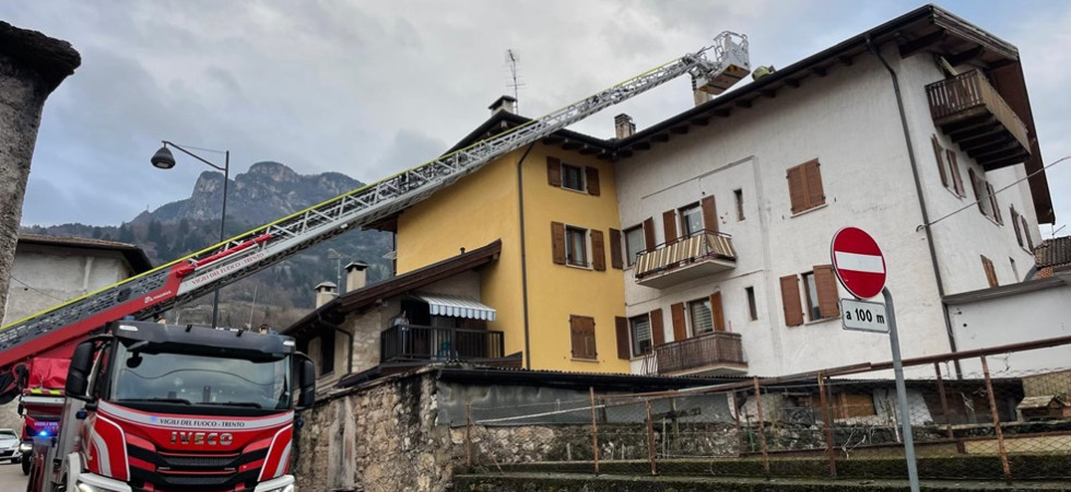 Il fumo si alza dal tetto, brucia il camino di un'abitazione