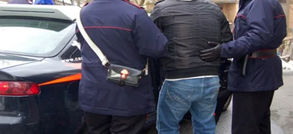 Foto d'archivio Entra in una macchina parcheggiata (con all'interno delle persone)
