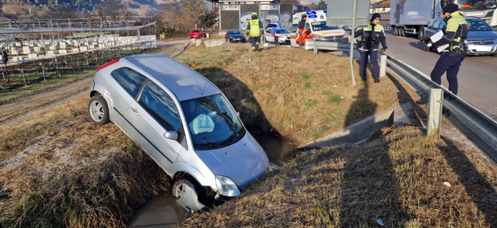 Si schianta contro il guardrail e finisce nel fossato, 77enne soccorsa e trasportata all'ospedale