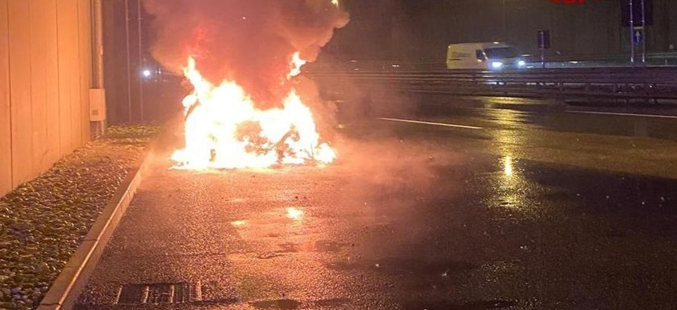 Attimi di paura per una donna, l'auto viene divorata dalle fiamme: in azione i soccorsi